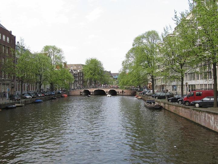 Amsterdam 14.jpg - Nur mit Hilfe unzähliger Pfähle als Untergrund konnten Häuser und Straßen im Sumpfland gebaut werden. Dem Damm in der Amstel verdankt die Stadt Amsterdam ihren Namen.